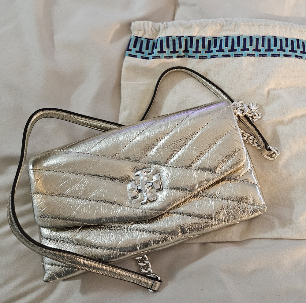Tory Burch KIRAChevron Silver Quilted Wallet On Chain Bag